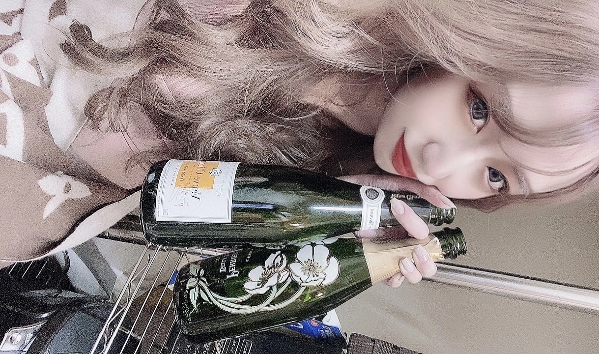 由依
