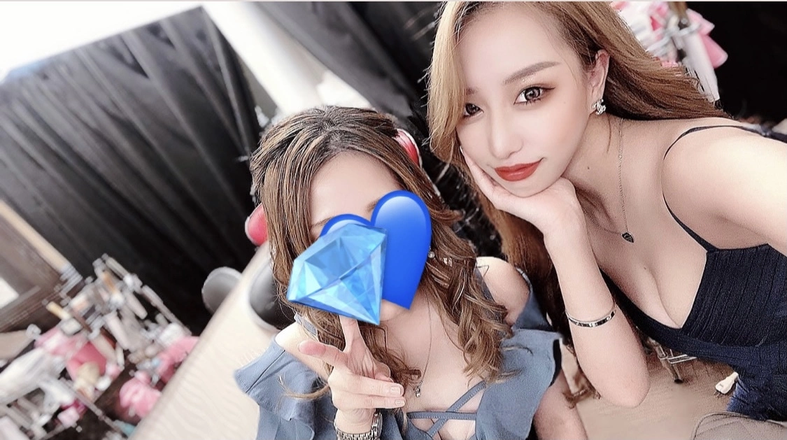 由依